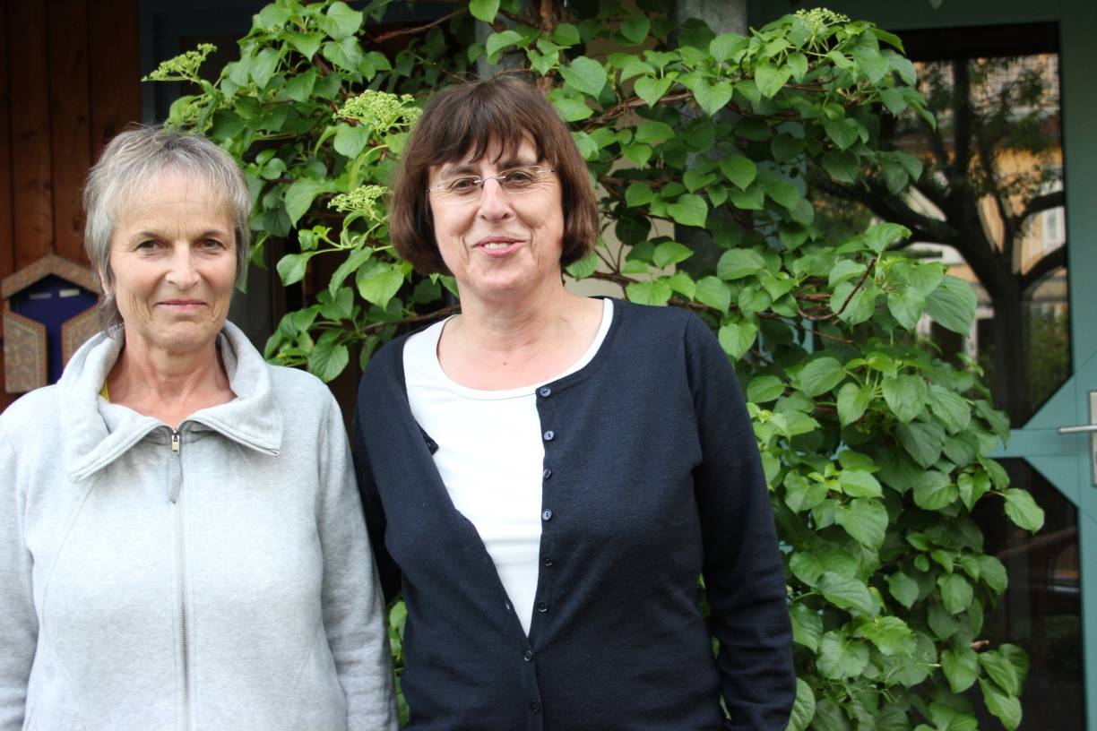  Maria Icking (r.) mit ihrer Nachbarin Margit Weber am Eingang des Hauses an der Heinrich-Könn-Straße. 