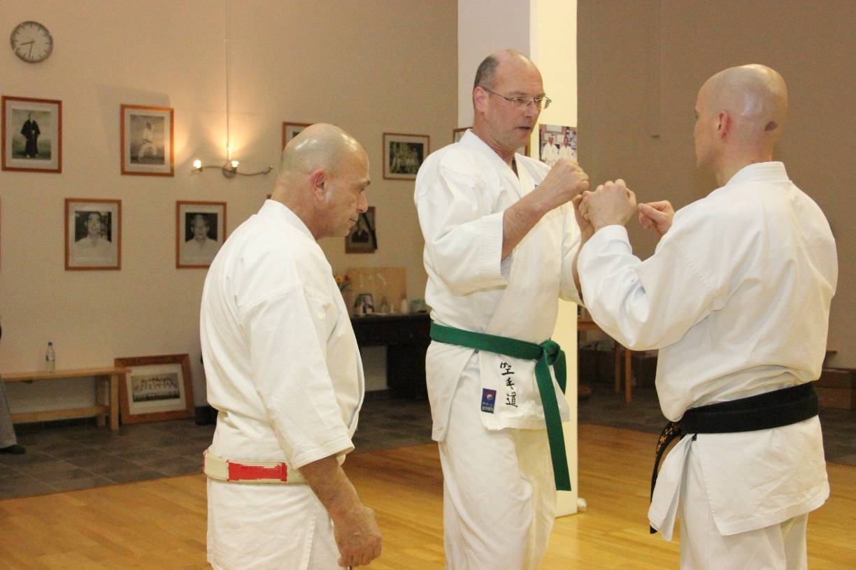  Im Moment gürtet sich Sönke Willms-Heyng (M.) beim Karate grün. Der Sensei Joachim Laupp (li.) sieht im Dojo im Innenhof an der Rethelstraße genau hin. 