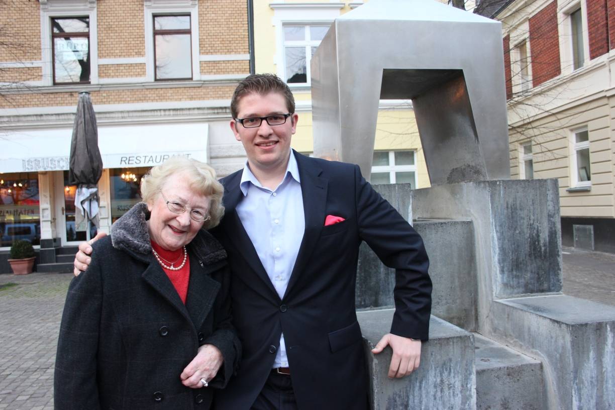  Fabian Zachel am Brunnen vor dem Kölner Tore, gemeinsam mit seiner Großmutter, Annelore Pasternak. 
