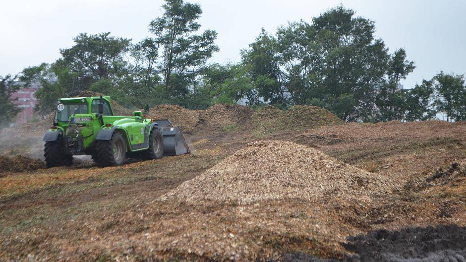 Auf dem Hauptbetriebshof des Gartenamtes ist bereits viel Holz gehäckselt...