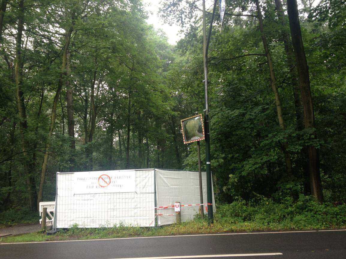  Nach Pfingsten Flatterband, dann Absperrbaken, jetzt stabile Drahtzaun-Barrikaden: Grafenberger und Aaper Wald können nur verbotswidrig betreten werden. Hier die Sperre gegenüber vom Wildpark an der Rennbahnstraße. 