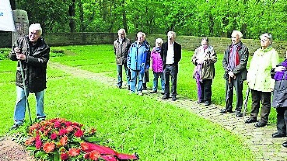 Gedenken auf Soldatenfriedhof