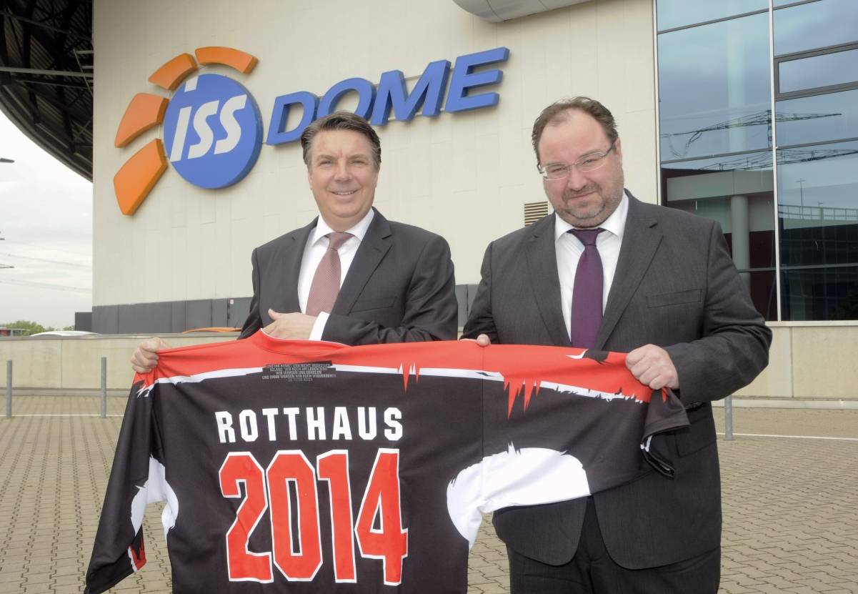  Ziehen bei der DEG fortan gemeinsam an einem Strang, oder wie hier an einem Trikot - Geschäftsführer Jochen A. Rotthaus (l.) und Gesellschafter Mikhail Ponomarev. 