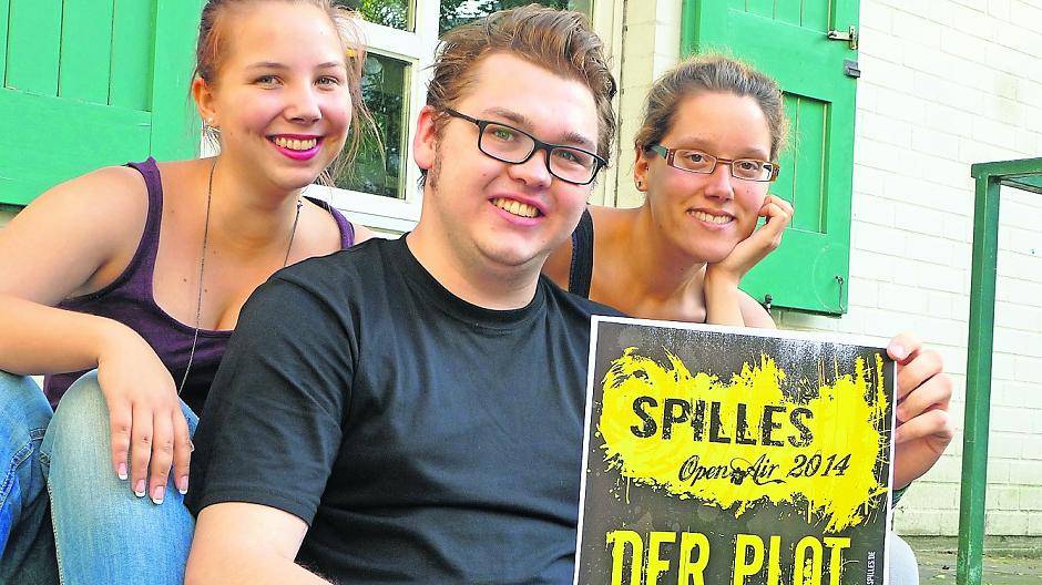  Andreas Röttenbacher (20), Johanna Kwasnitzka (20) und Anna Kienapfel (25) sind stolz auf das Programm, dass sie für „Spielles Open Air 2014“ auf die Beine gestellt haben. Zum Organisations-Termin gehören außerdem auch Micha Marczynski und Markus Wenerski. 
