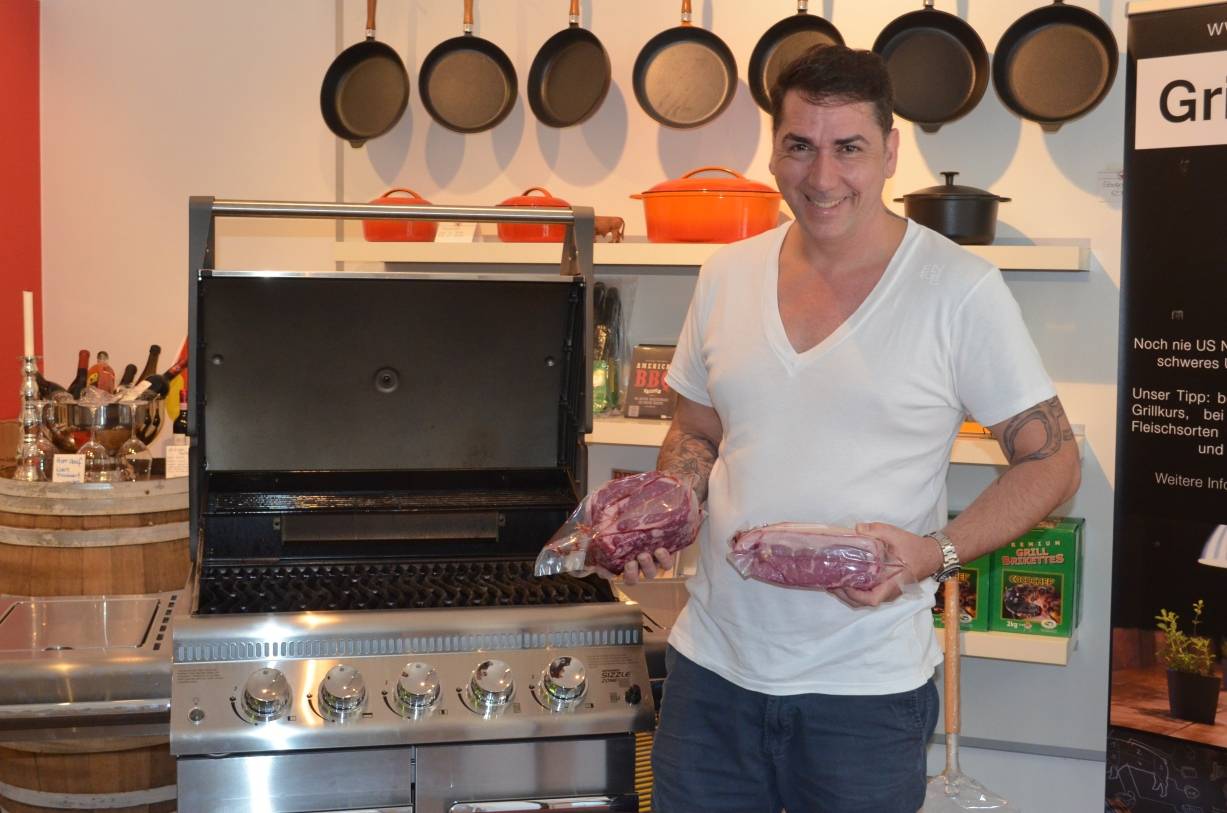  Ein Mann und sein Grill: Oliver Kleine-Weischede grillt leidenschaftlich gern — am liebsten aber Steaks von hoher Qualität. 
