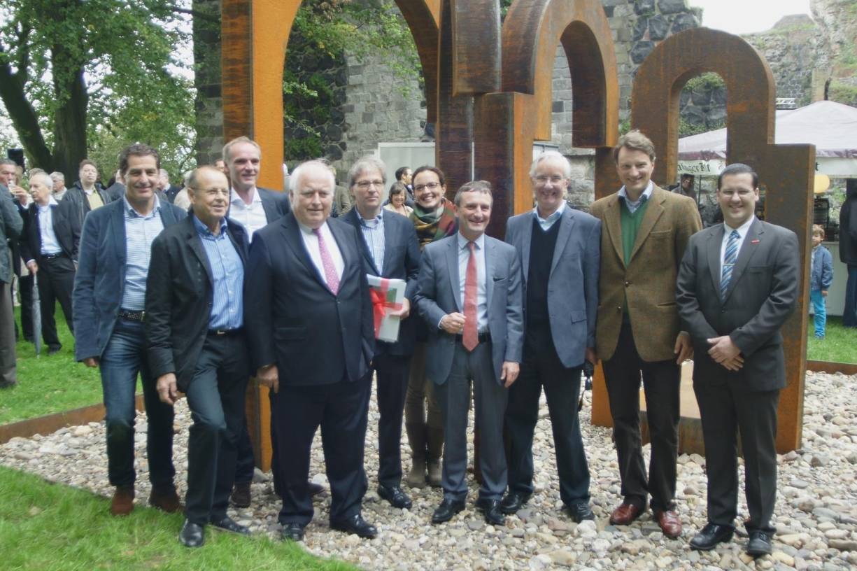 Eine Stahlskulptur von Peter Schwickerath hat der Förderverein Kaiserpfalz anlässlich seines 35-jährigen Bestehens der Stadt Düsseldorf geschenkt. 