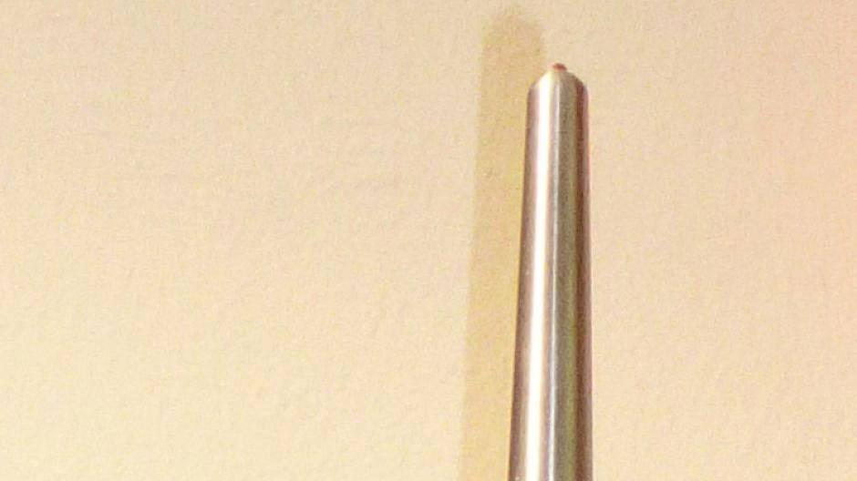 Luxus-Souvenir: Der originalgetreue Nachbau des Rheinturms. Die Uhr...