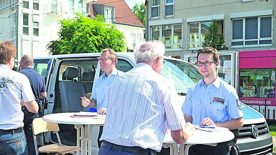  Andreas Flath (r.) und Wolfgang Lukoschat (3. v. r.) hören sich die Sorgen der Bürger in Gerresheim an. 