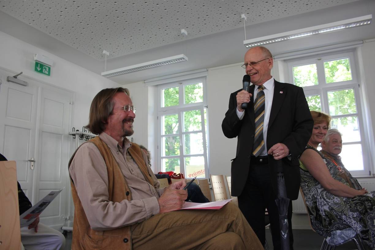 Udo Nowak wird von Bezirksvorsteher Hanno Bremer gelobt. 
