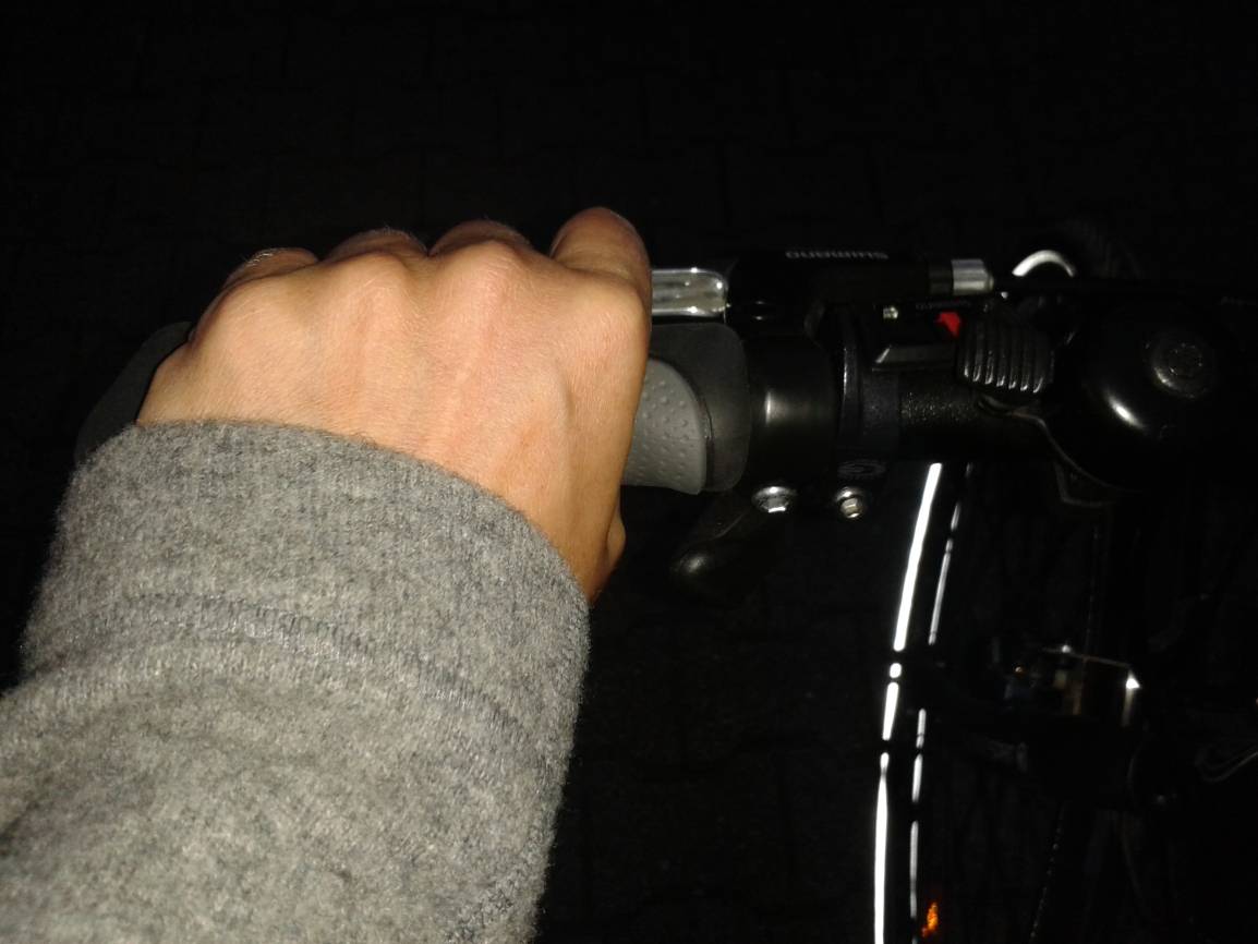  Die Morgenluft beißt in die Hände. 