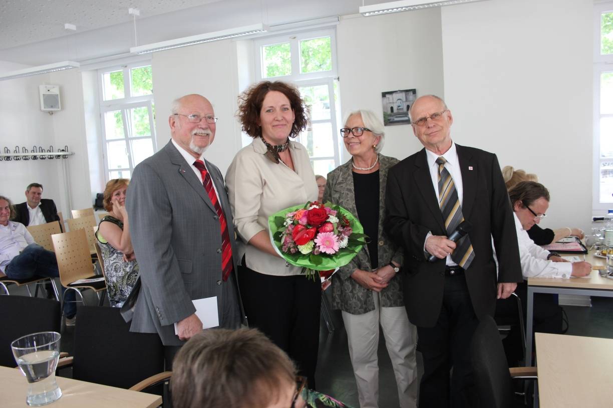  Claudia von Rappard mit Blumenstrauß in der Bezirksvertretung. 