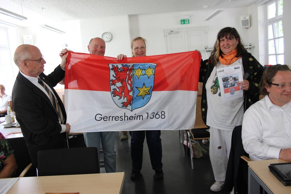  Gemeinsam mit Fahne: (v.l.) Hanno Bremer, Gerd Blankenstein, Maren Lieboldt und Dorothee Büsse. 