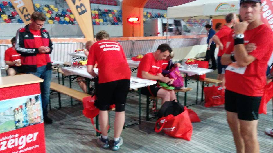Letzte Vorbereitungen vor dem Lauf am Stand des Düsseldorfer Anzeigers direkt am...