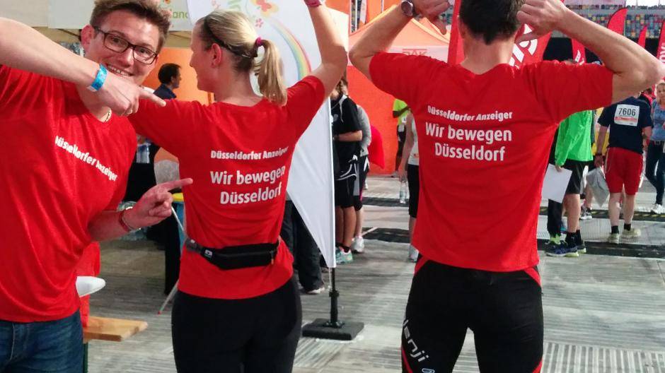 Düsseldorfer Anzeiger-Verkaufsleiter Bastian Biedka (l.) mit zwei der Teilnehmer des...