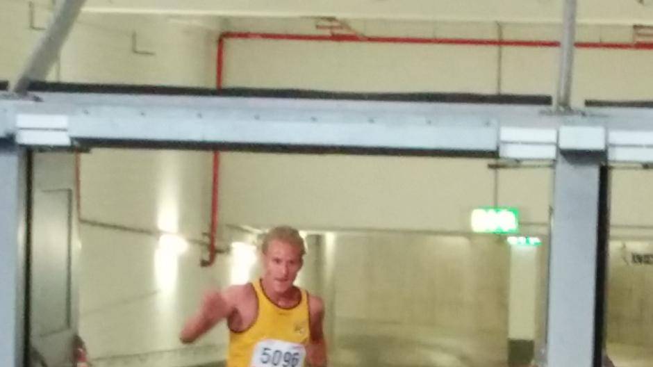 Als Erster bog David Marschner von der Deutschen Post in die Arena ein und lief in 16:34...