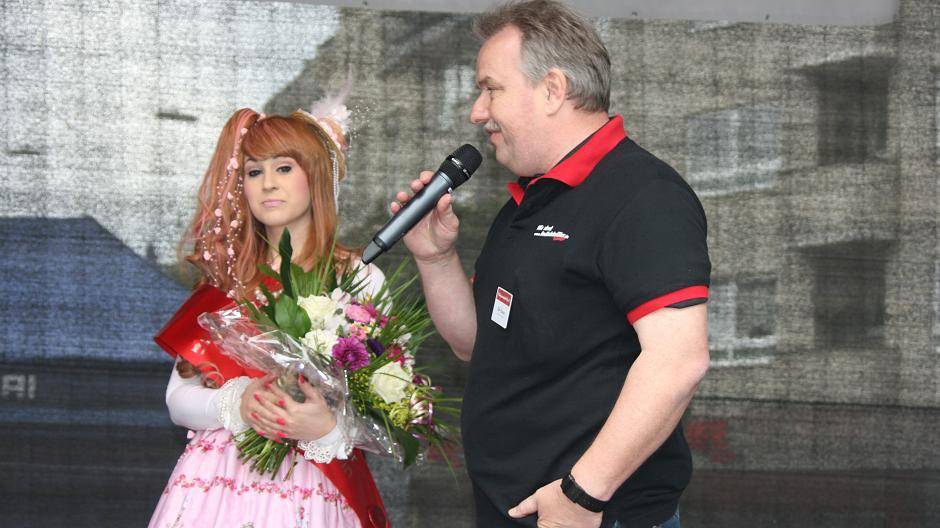 Ralf Hansen bedankt sich bei Sally für ein tolles...