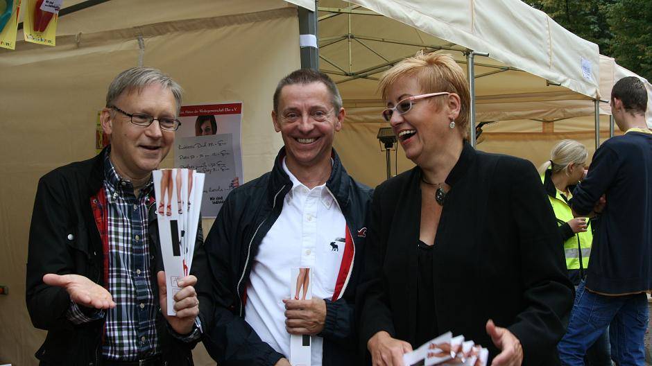 Ulrich Preusser und Bernd Mäder vom Düsseldorfer Anzeiger verteilen gemeinsam mit...