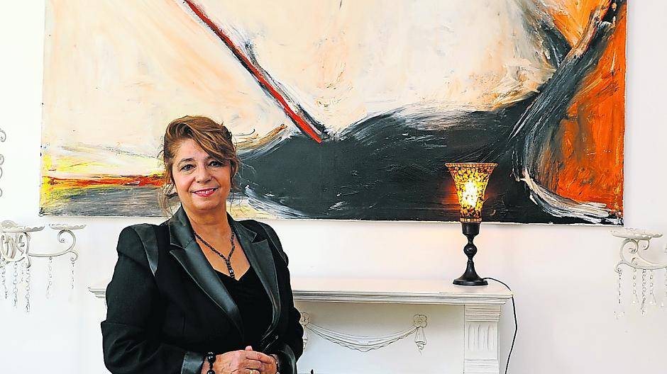 Trauerberaterin Halima Meyer vor dem selbstgemalten Bild einer ehemaligen Klientin - „Wenn wir trauern, wünschen wir uns Verständnis und wollen nicht bemitleidet werden.“ 