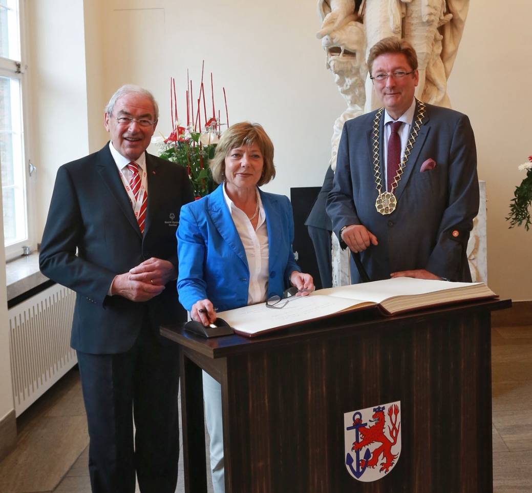  Oberbürgermeister Dirk Elbers mit Daniela Schadt, Schirmherrin der Special Olympics Deutschland (SOD), und SOD-Präsident Gernot Mittler beim Eintrag ins Goldene Buch der Landeshauptstadt Düsseldorf.  