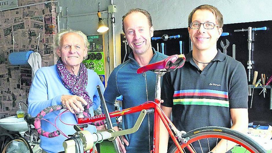  Radsportbegeistert: Dieter Mauermann, Carsten Wien und Jan Hüttenbernd in der Werkstatt der „Schicken Mütze“. 