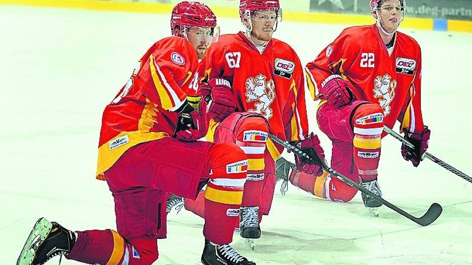  Hier kommt die DEG: Neuzugang Alexej Dmitriev, Bernhard Ebner und Corey Mape (v, l.) sind bereits für die Saison. 