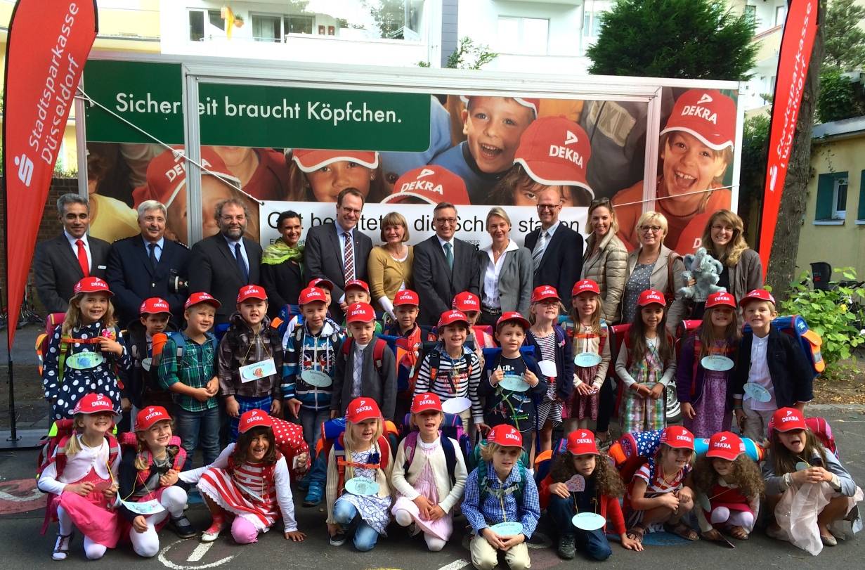  Gut behütet ist die Klasse Klasse 1c der KGS St. Paulus nach der Übergabe der Käppis durch Verkehrswacht, Stadt, Polizei und Unterstützer. 