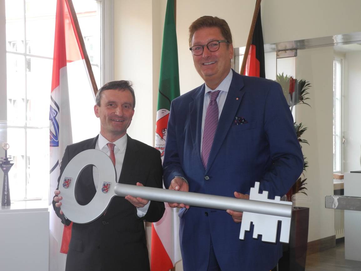  Dirk Elbers hat den symbolischen Schlüssel an Düsseldorfs neuen Oberbürgermeister Thomas Geisel (li.) übergeben. 