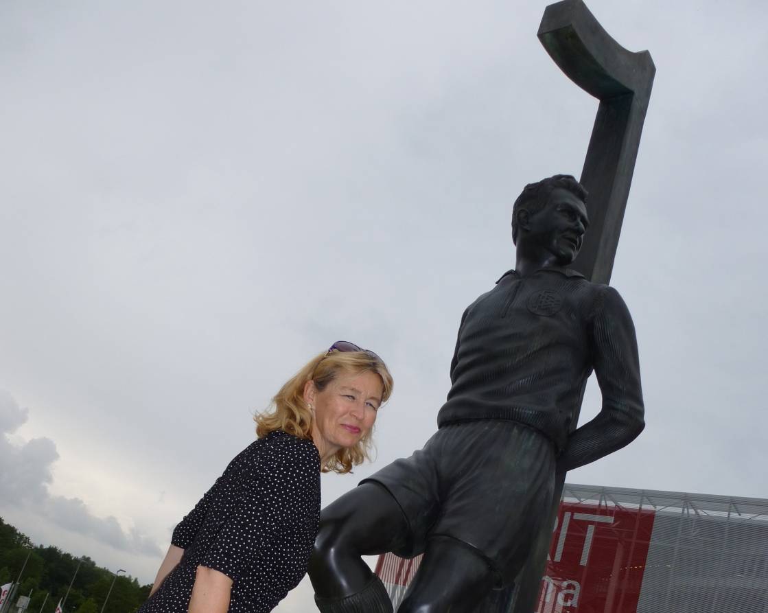  Düsseldorfer Anzeiger-Redakteurin Yvonne Hofer im Gespräch mit dem Toni Turek-Denkmal vor der Esprit arena. 