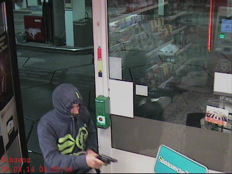  Die Polizei sucht diesen jungen Mann, der am Samstag eine Tankstelle überfallen wollte. 