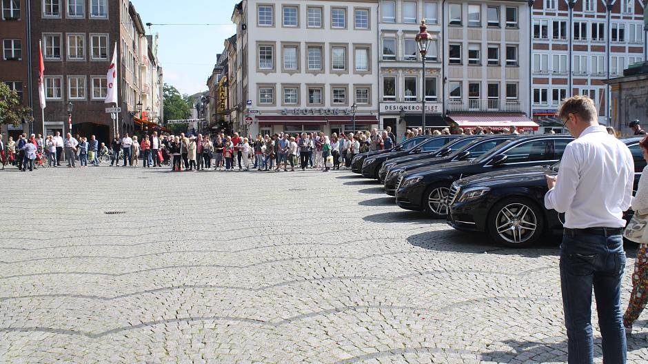 Hunderte Fußball-Fans warteten vor dem Rathaus auf die Vertreter des DFB und...
