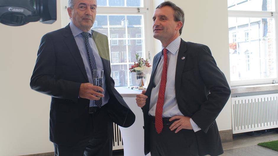 Zwei Düsseldorfer unter sich: Oberbürgermeister Thomas Geisel (r.) im Gespräch mit...