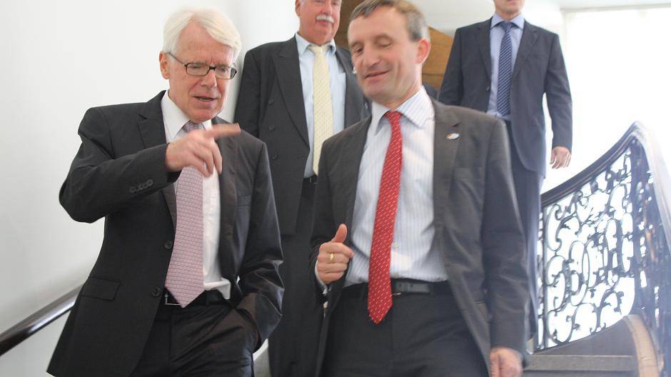 Ab zum Mittagessen: DFB-Vize Dr. Reinhard Rauball (l.) und OB Thomas Geisel...
