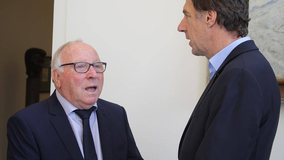 Fachgespräch zwischen Vizeweltmeister Uwe Seeler (l.) und Fortunas Sportvorstand Helmut...