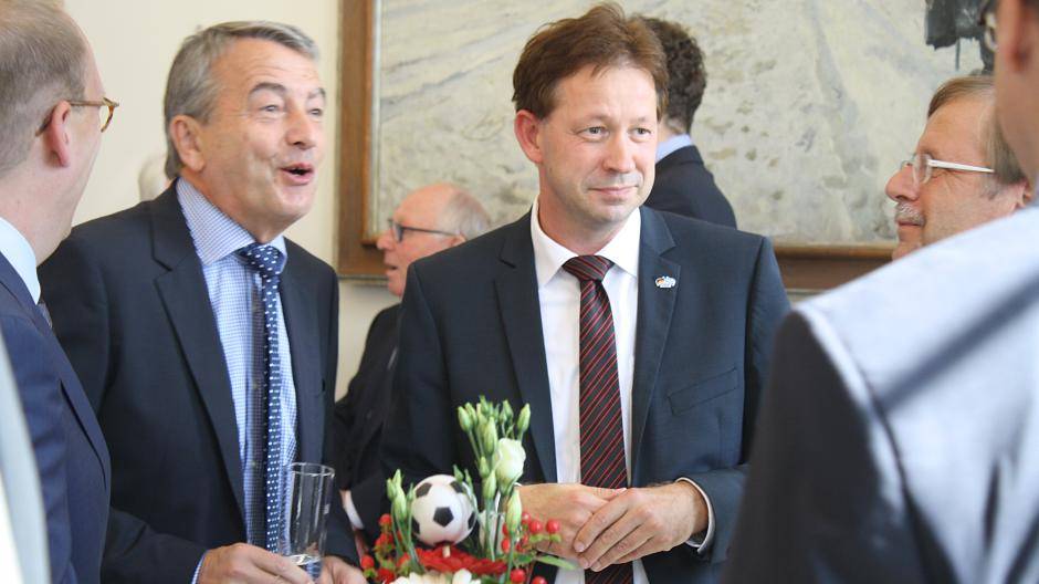 Ein Mann am richtigen Ort: Düsseldorfs Sportdezernent Burkhard Hintzsche (r.) bei...