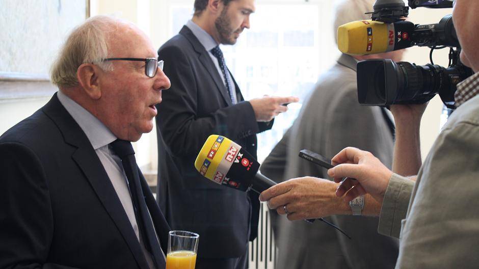 ...der gleich beim ersten Glas Orangensaft die ersten Interviews...