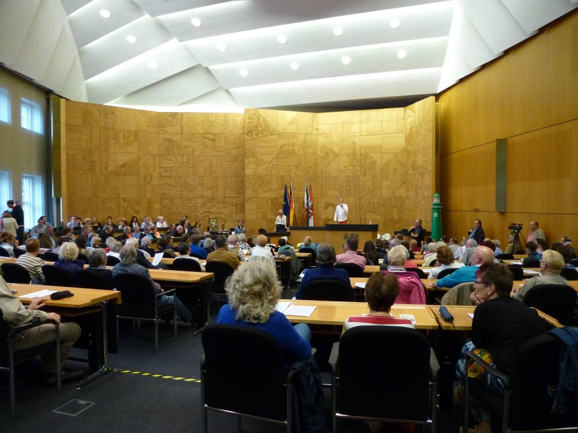  Alle Plätze sind besetzt im Plenarsaal. Der Andrang zur Versteigerung war enorm. 
