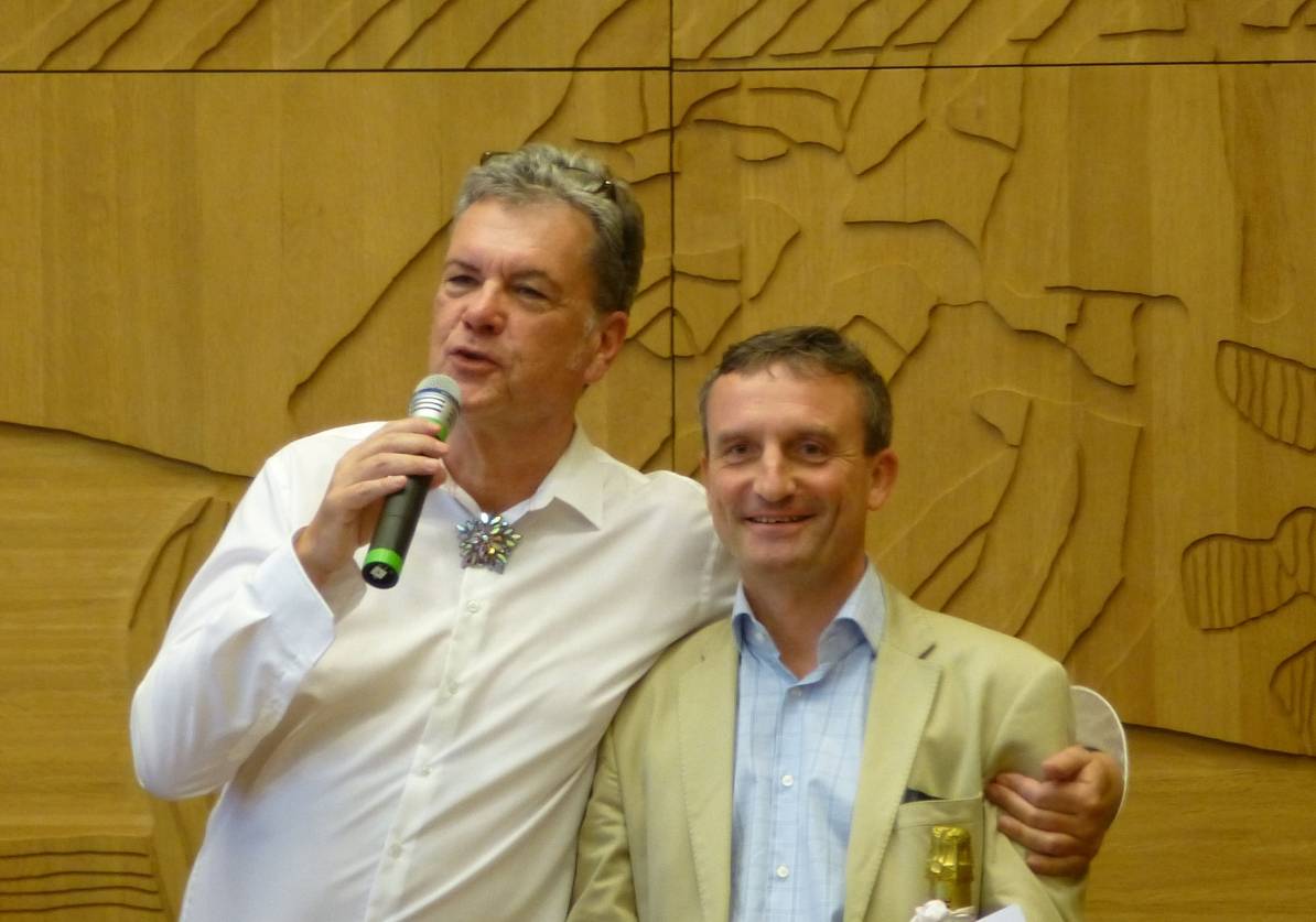  Auktionator Manes Meckenstock (li.) und Schirmherr Thomas Geisel. 