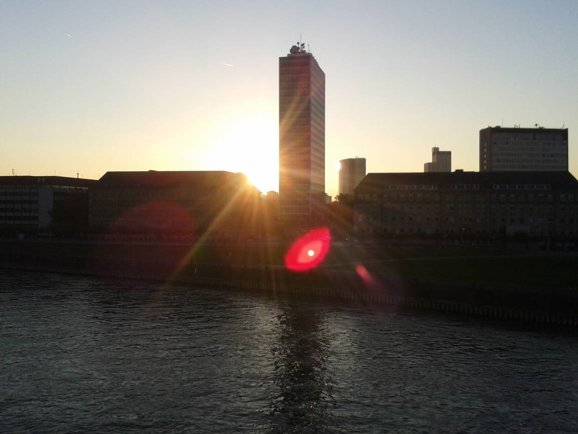  Morgenröte und Skyline - haben die alten Griechen auch schon auf der Kniebrücke gestanden? 