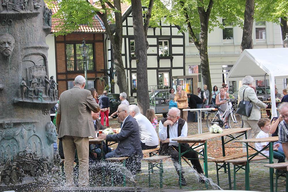 Gerresheimer strömen zum Brunnen