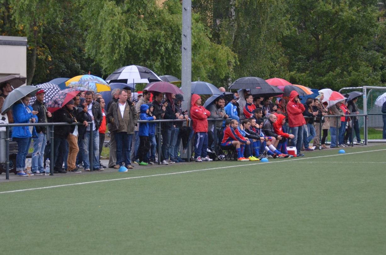  Der Regen strömte in die Leimkuhle, die Fans hielten durch. 
