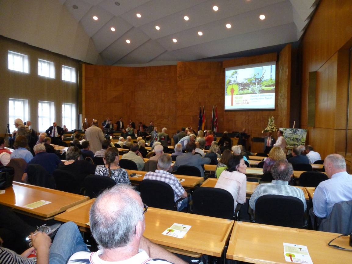  Zum ersten runden Tisch für neue Bäume war der Plenarsaal im Düsseldorfer Rathaus voll. 