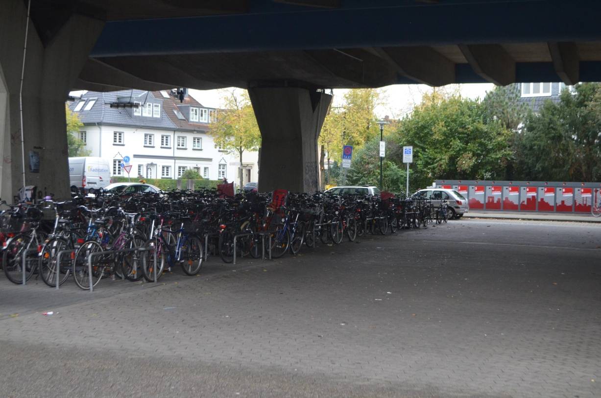  Die vielen Fahrräder auf den öffentlichen Abstellplätzen zeigen: Es gibt großen Bedarf am Benrather Bahnhof. 