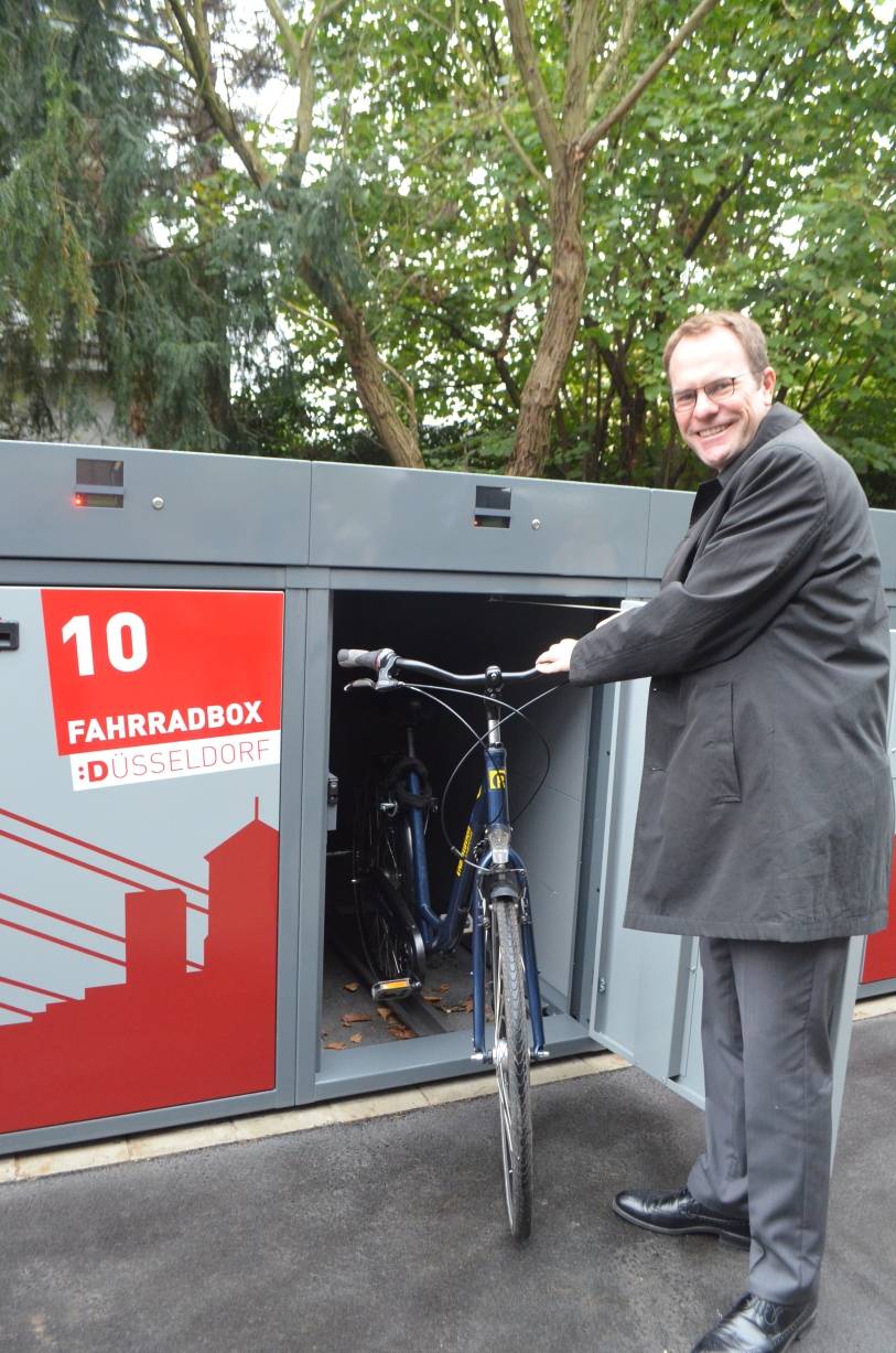  Verkehrsdezernent Dr. Stephan Keller weihte die neuen Fahrradboxen am Benrather Bahnhof ein. 