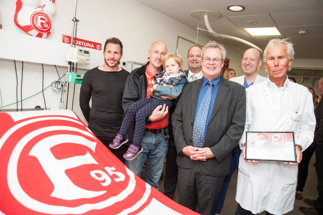  Freuen sich über die Kooperation von Florence-Nightingale-Krankenhaus und Fortuna Düsseldorf(v.l.): Fortuna-Spieler Christian Weber, das erste Fortuna-Baby, die mittlerweile reijährige Marie mit ihrem Vater, Krankenhauschef Dr. Holger Stiller, Fortuna-Finanzvorstand Paul Jäger, Oberarzt Dr. Thilo Gröning und Chefarzt Prof. Dr. Björn Lampe. 