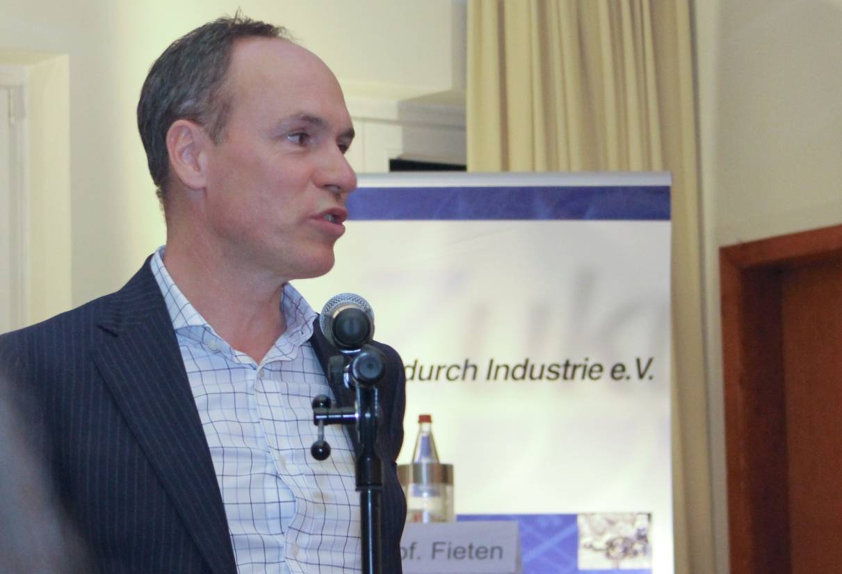  Christoph Keese erzählte in Kaiserswerth von brillanten Computer-Verrückten auf Socken und Geldgebern, die für Ideen Riesensummen zahlen, die die tradtionelle Wirtschaft zerstören wollen. 