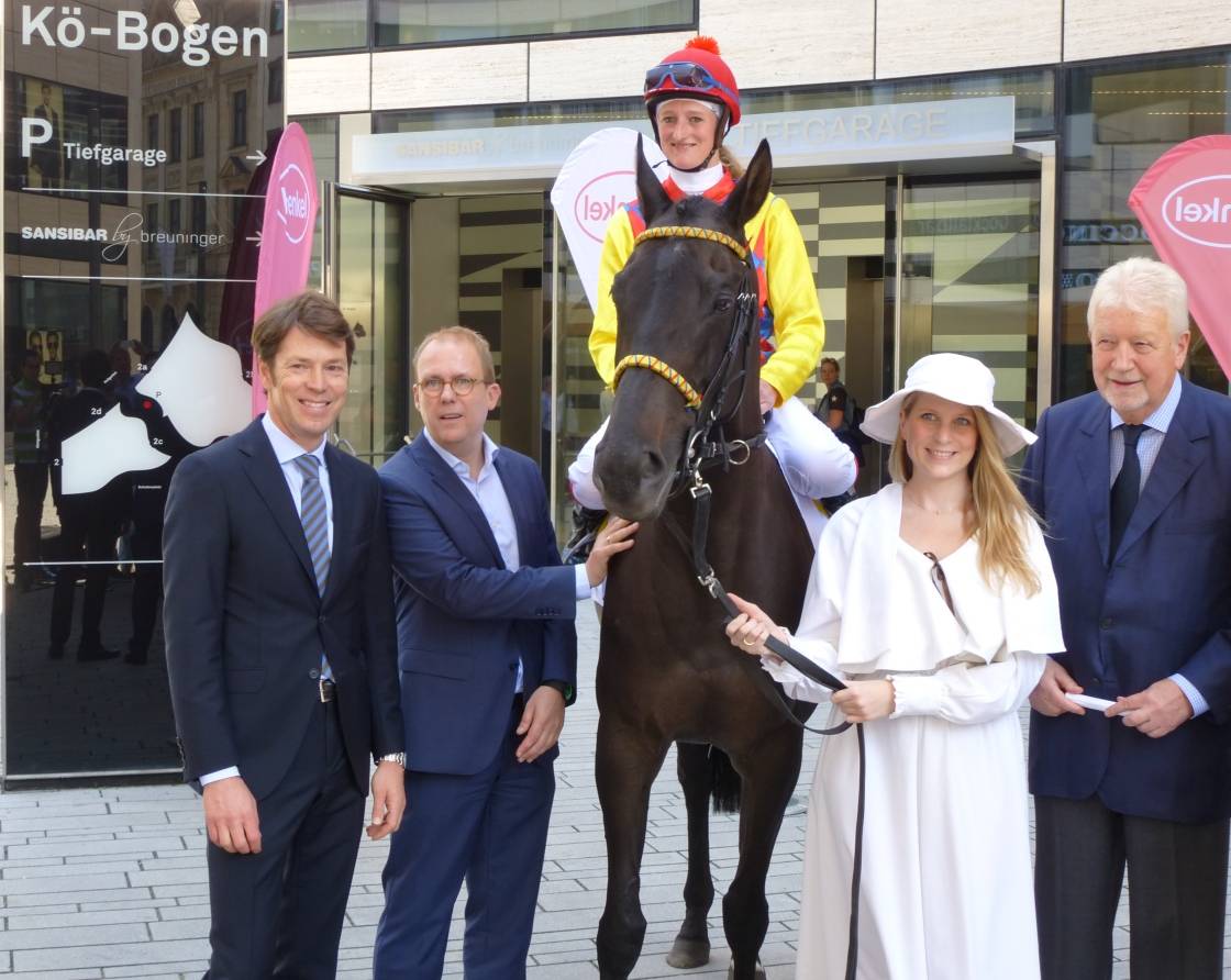  Da steht ein Pferd am Kö-Bogen! Alexander Pieper von Henkel (v. li.) und Dr. Dirk Kall von Fortuna Düsseldorf mit weiblichem Jockey, echtem Rennpferd, "weißer Frau" und Michael Endres vom Reit- und Rennverein beim Presse-Termin am Kö-Bogen. 