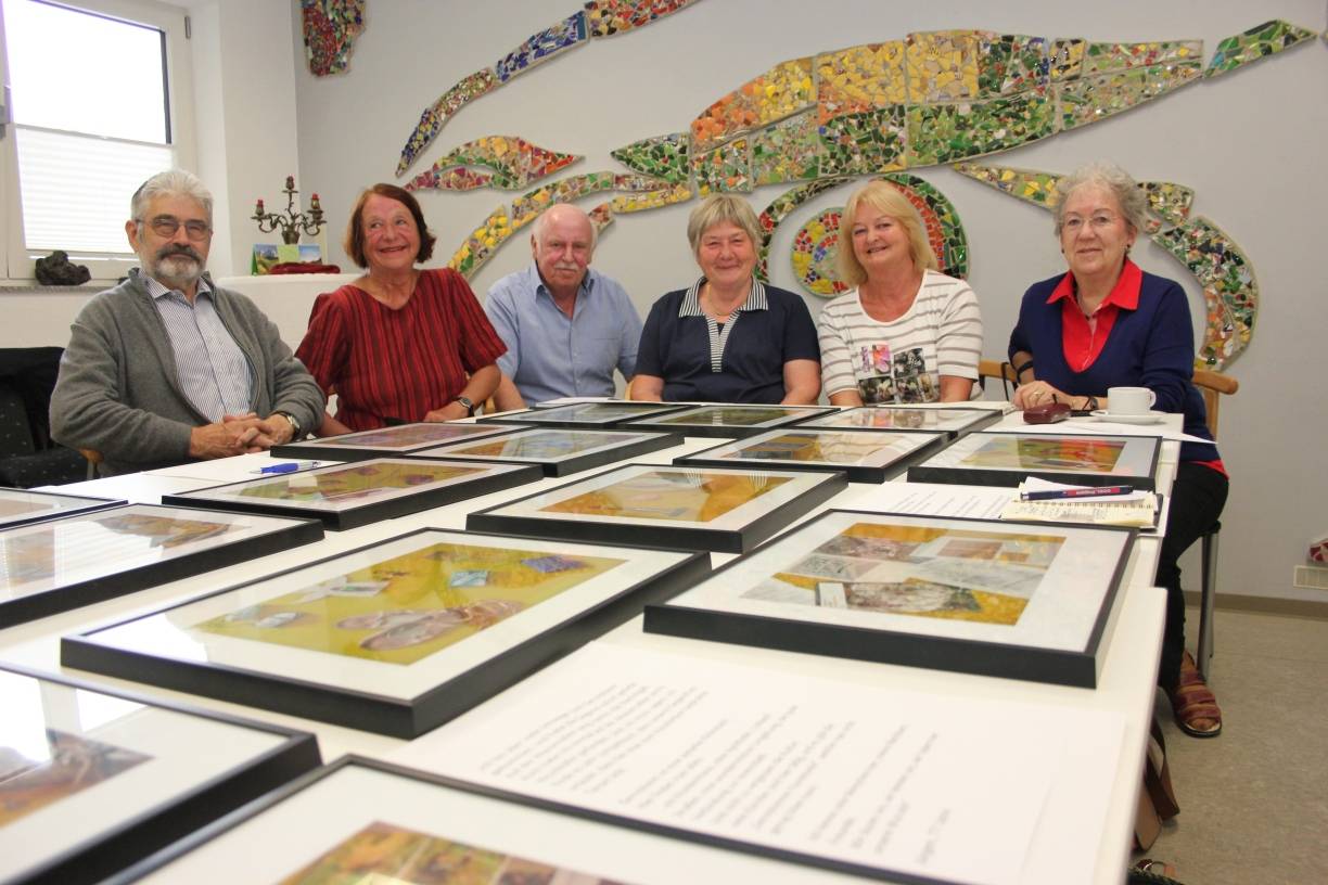  Sie sind Teil der Gruppe und vor ihnen liegen die Ergebnisse ihrer Arbeit (v.r.): Elisabeth Laux, Monika Schnitzler, Marie-Luise Wolters-Gundlach, Rolf Schnitzler, Irmela Röhrs und Adolf Dünnwald. 