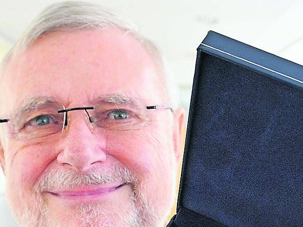  Heinrich Spohr mit seiner Jakob Faasen-Plakette.  