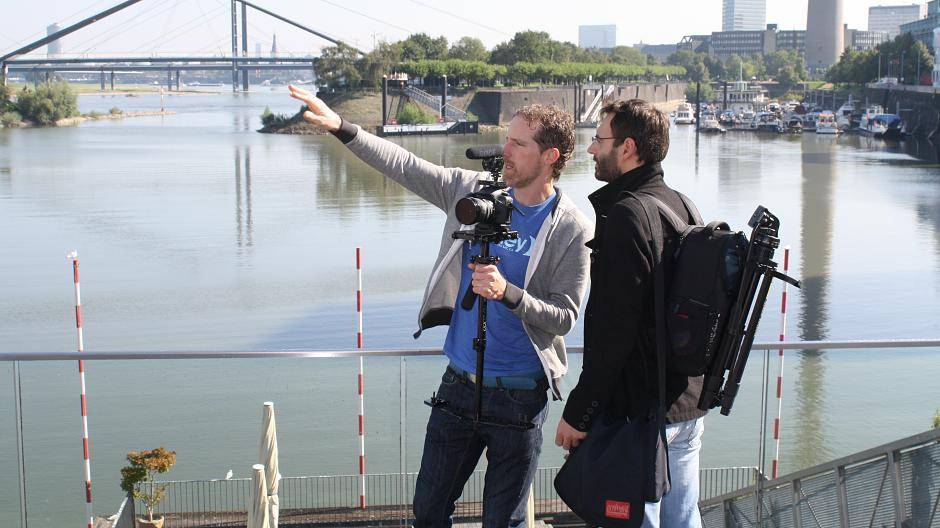 Bei der Filmarbeit: Kameramann Michael Goergens und Regisseur Steve Antonin...
