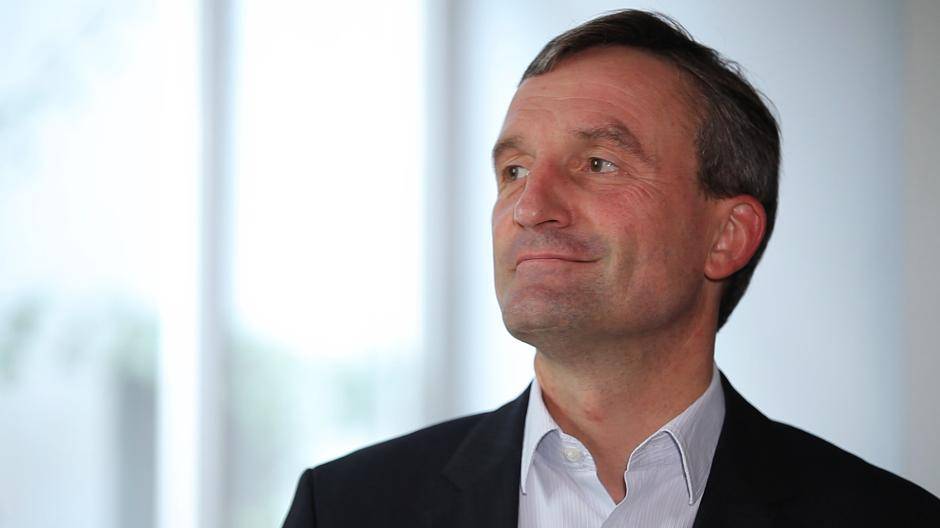 Der Herausforderer und spätere Gewinner Thomas Geisel ist beim Film-Projekt...